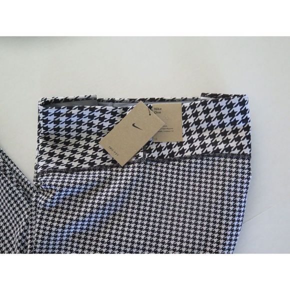 Nike DJ6660 100 Women's Plus Sz 2X White/Black Printed Mid-Rise 7/8 Leggings - Picture 6 of 8